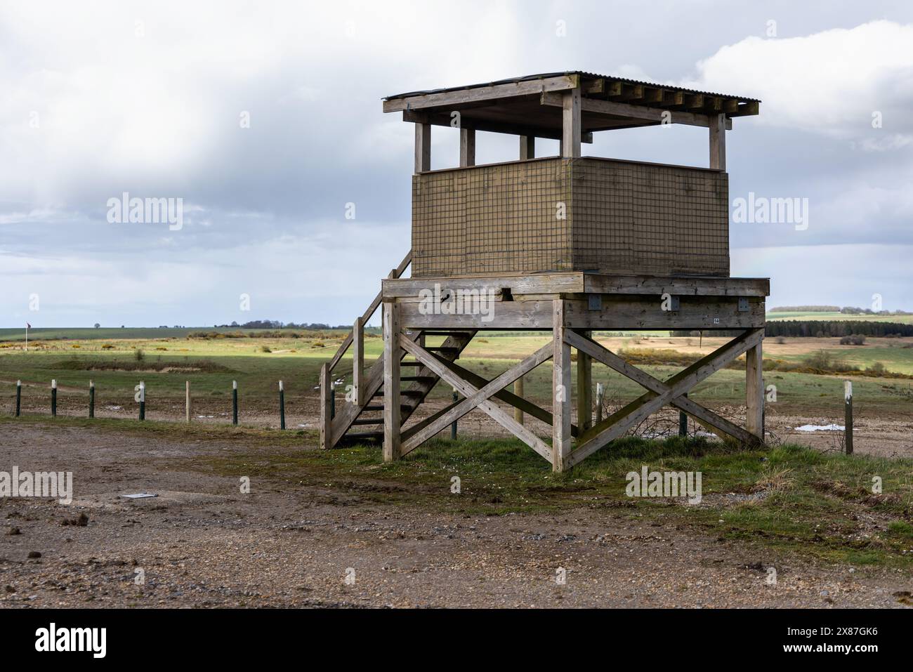 Posti di osservazione militare vicino al villaggio di Imber sul campo di addestramento militare del MOD, Salisbury Plain, Wiltshire, Inghilterra, Regno Unito Foto Stock