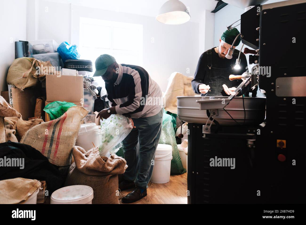 Torrefazioni di caffè che lavorano insieme in fabbrica Foto Stock