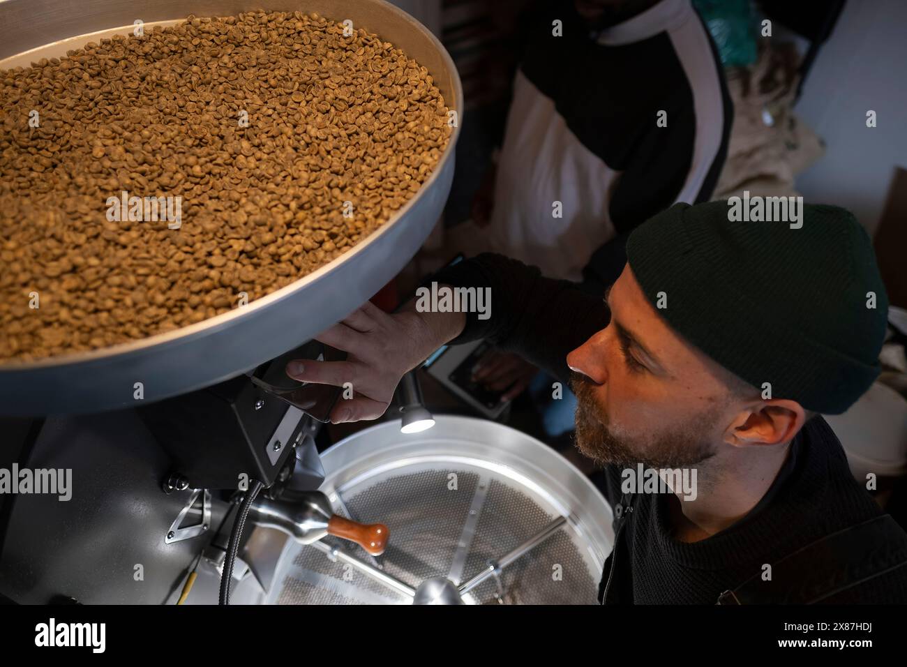 Macchina per la tostatura del caffè per la tostatura dei chicchi di caffè crudi in fabbrica Foto Stock