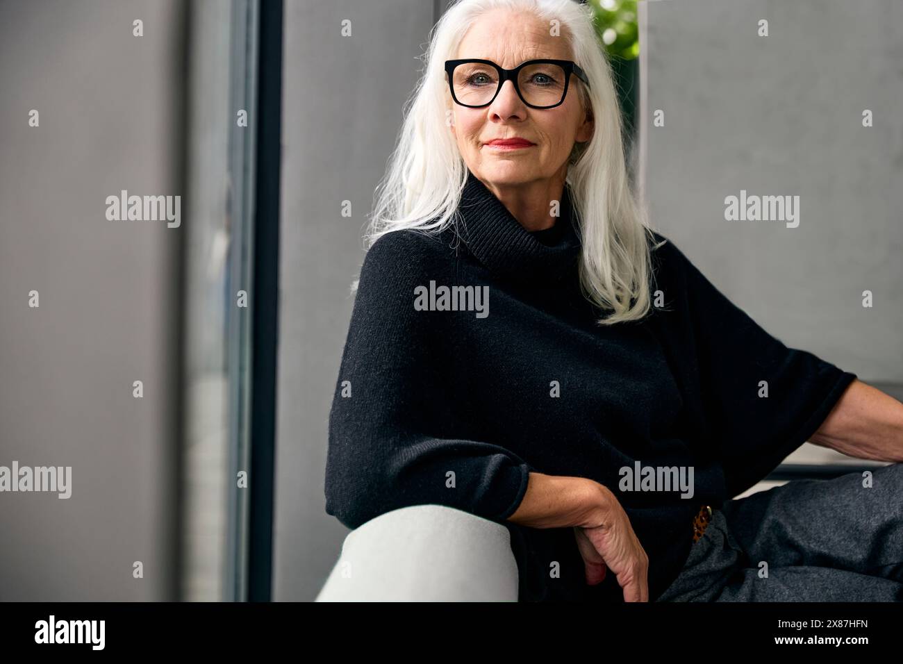 Donna anziana con capelli bianchi a casa Foto Stock