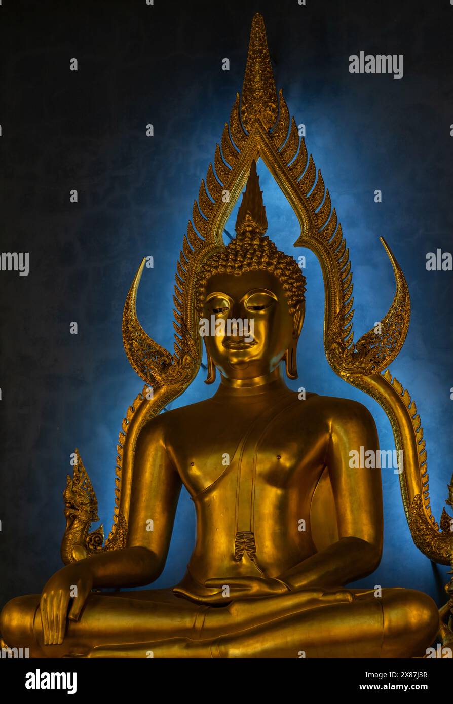 Un'immagine della statua dorata del Buddha al Tempio Wat Benchamabophit Dusitwanaram. Foto Stock