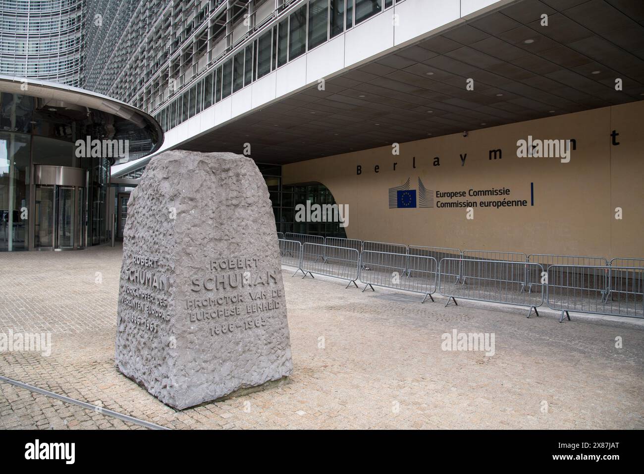 Edificio Berlaymont, sede della Commissione europea, su Rue de la Loi / Wetstraat dal Rond-point Schuman / Schumanplein (rotatoria Schuman) ho Foto Stock