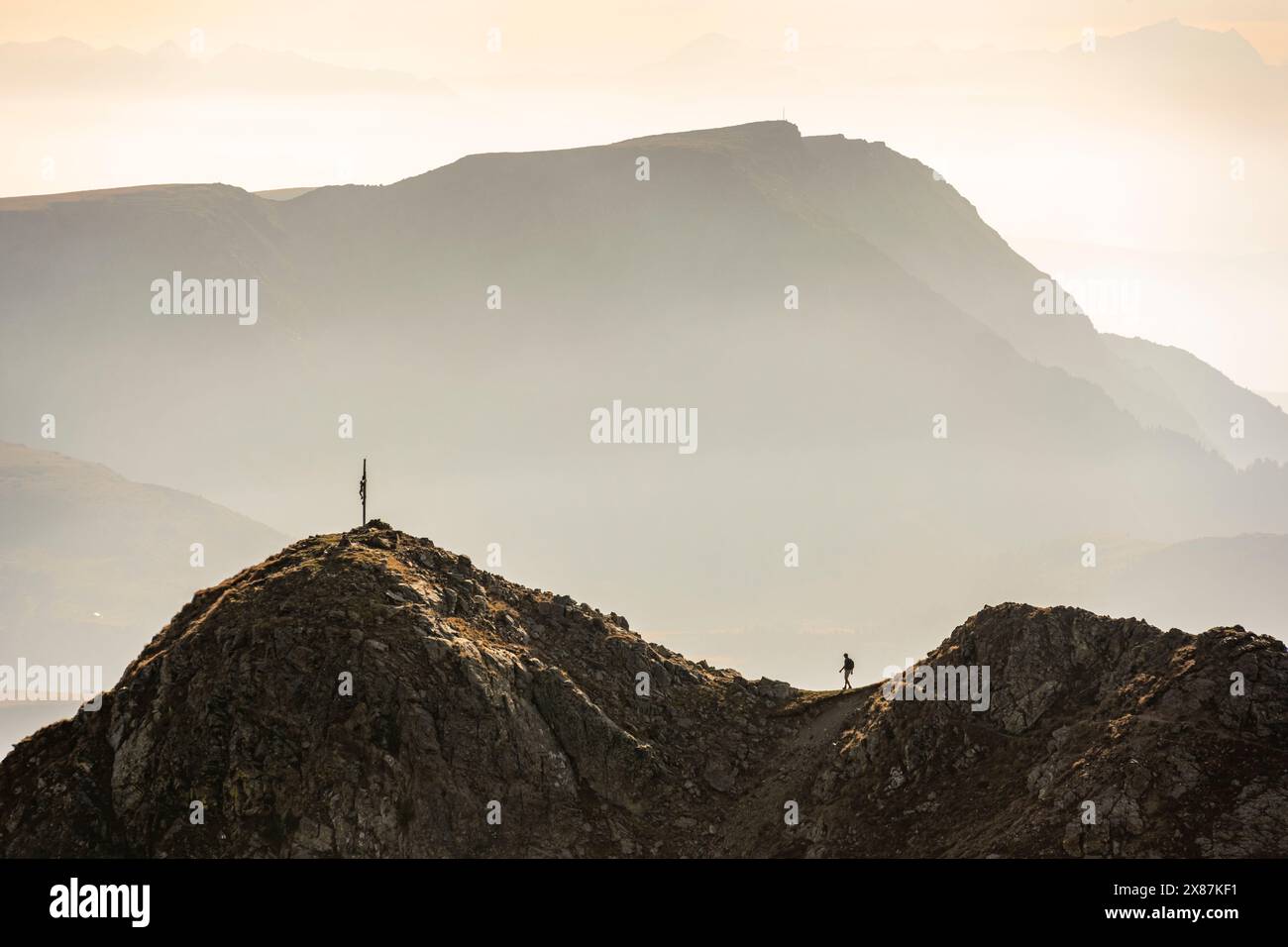 Italia, alto Adige, silhouette di escursionista che cammina verso la vetta di Samspitze Foto Stock