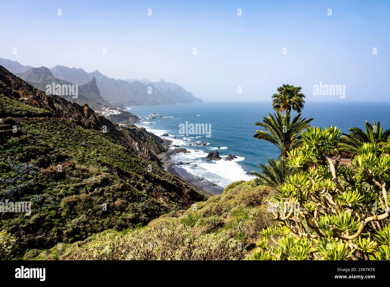 Spagna, Isole Canarie, costa montuosa dell'isola di Tenerife Foto Stock