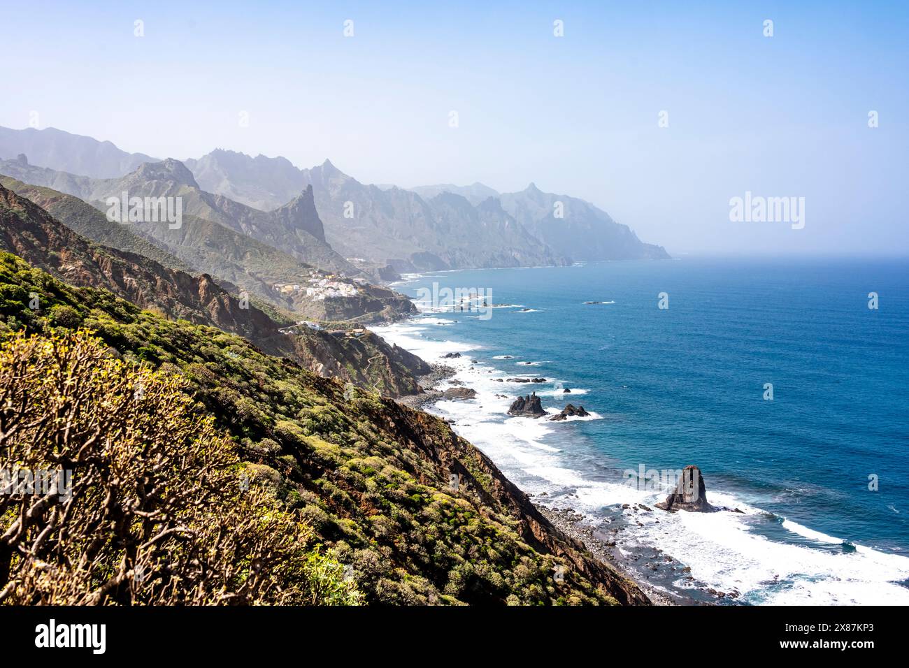 Spagna, Isole Canarie, costa montuosa dell'isola di Tenerife Foto Stock