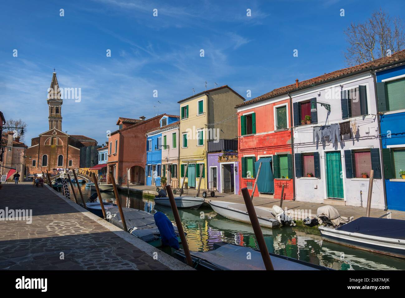 Italia, Veneto, Burano, fila di case colorate lungo il canale Foto Stock