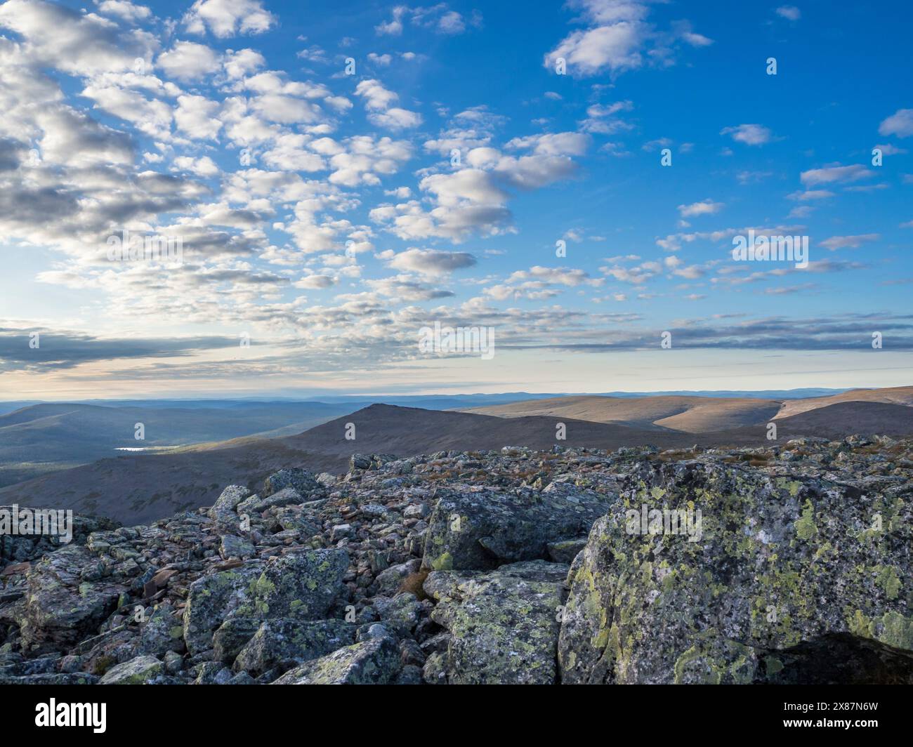 Finlandia, Lapponia, nuvole sul paesaggio montuoso del Parco Nazionale di Urho Kekkonen al crepuscolo Foto Stock