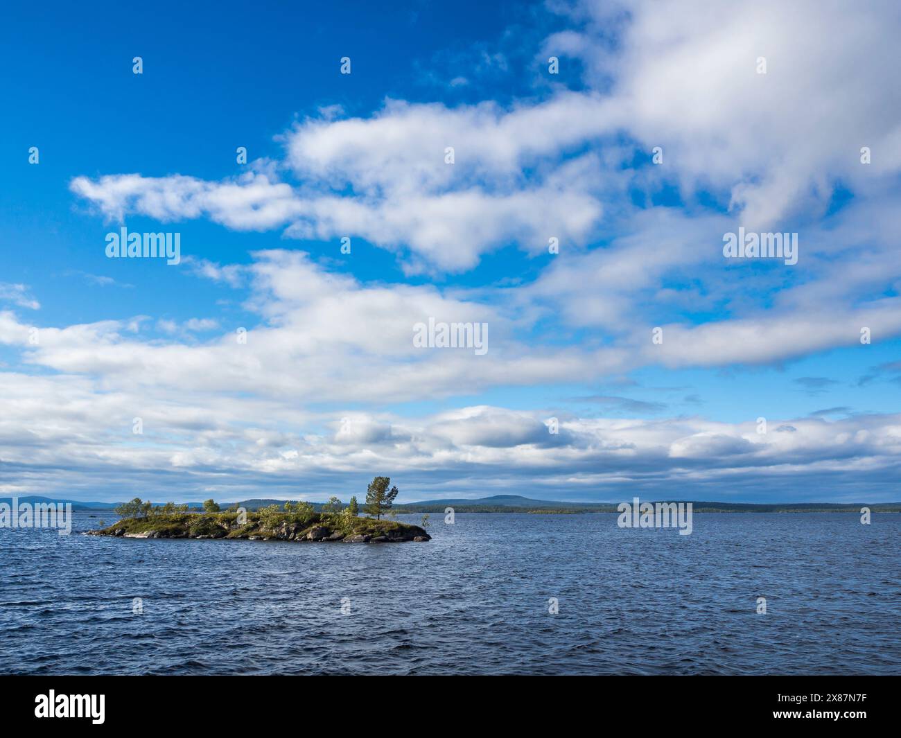 Finlandia, Lapponia, nuvole sull'isolotto nel lago Inari Foto Stock