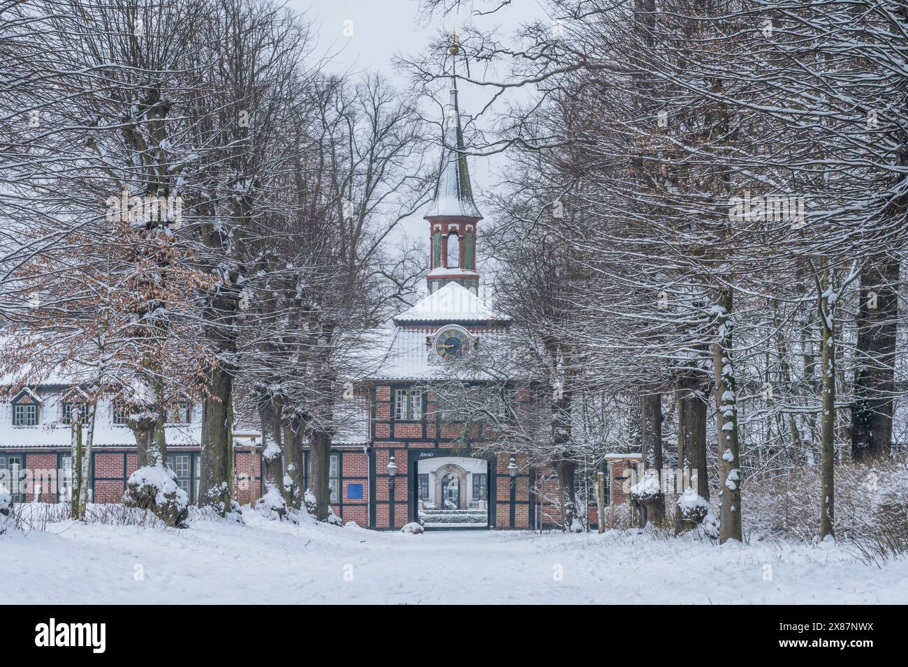 Germania, Amburgo, Wellingsbuttel Manor Gatehouse in inverno Foto Stock
