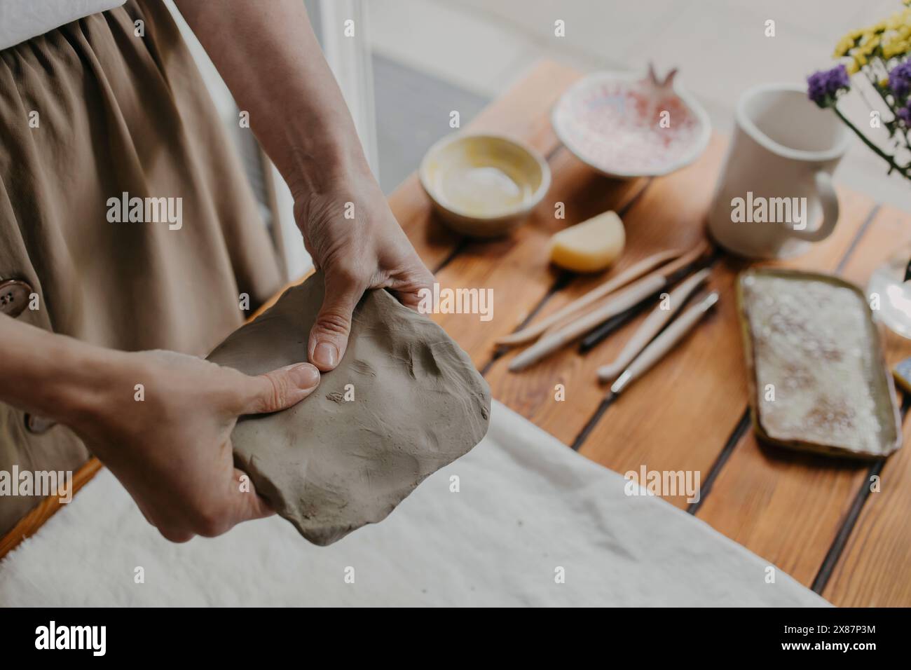 L'argilla che forma l'artigianato con le mani a casa Foto Stock