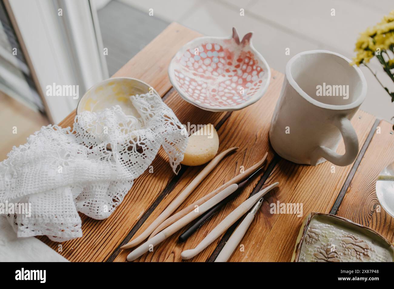 Utensili e accessori per modellare l'argilla sul tavolo a casa Foto Stock