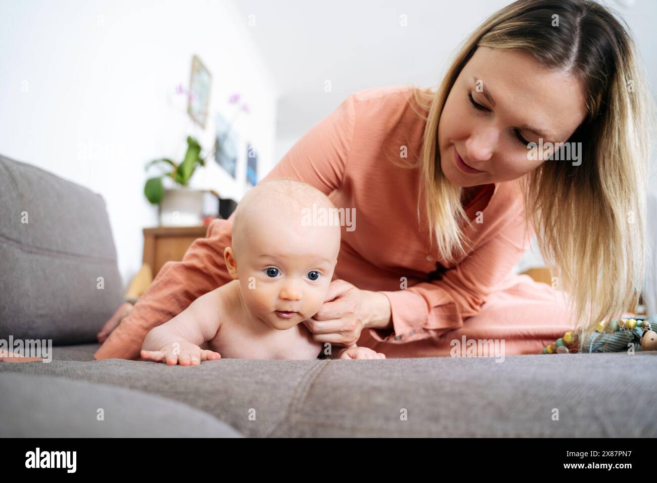 Madre e figlio sdraiati sul divano a casa Foto Stock