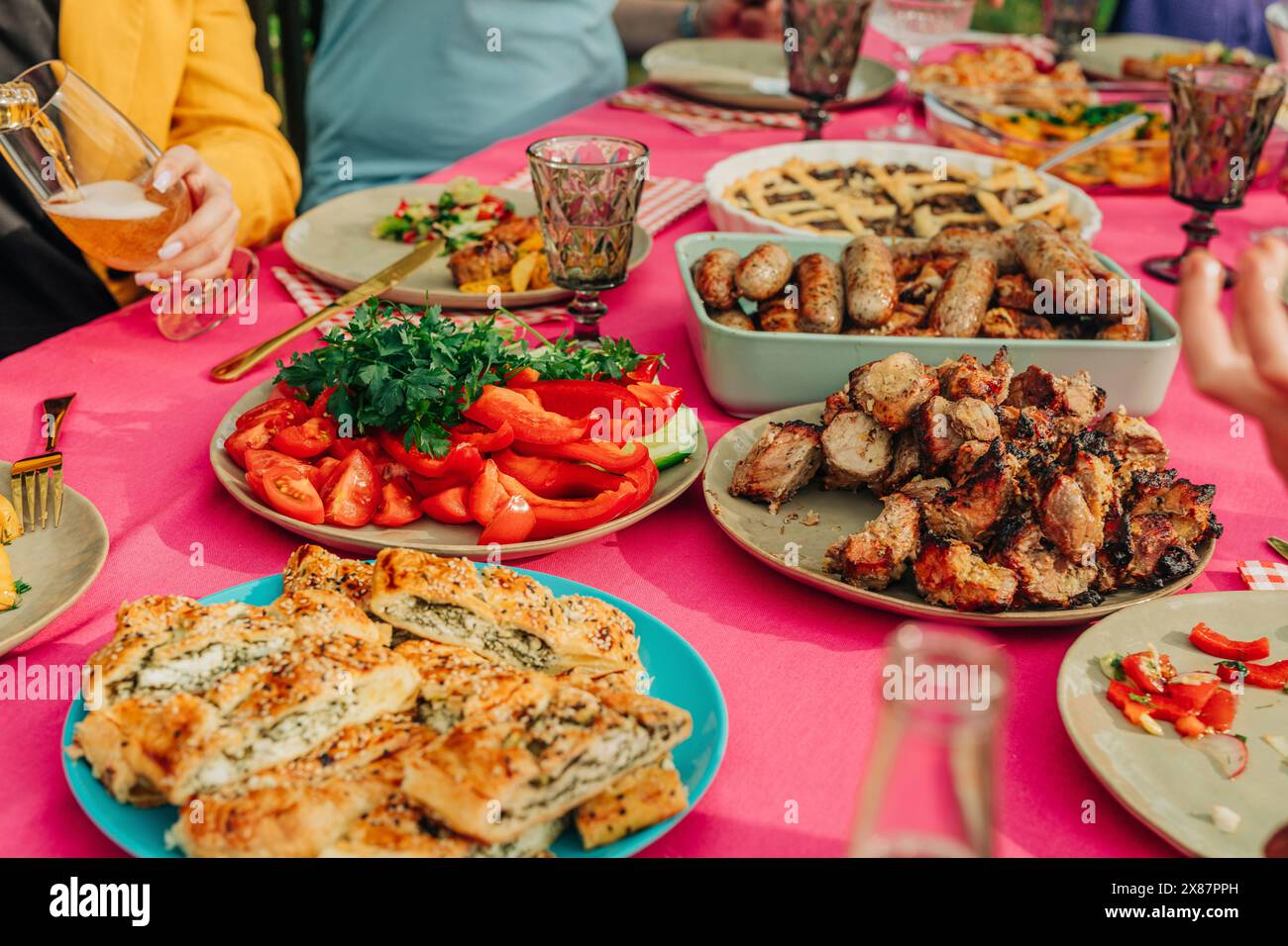 Donna che pranza con la famiglia a tavola Foto Stock