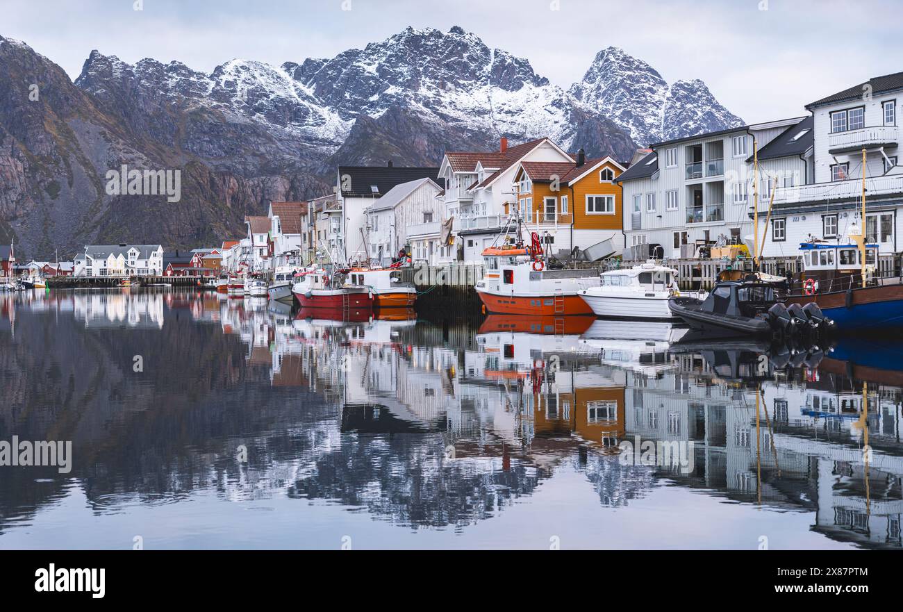 Norvegia, Norvegia settentrionale, Henningsvaer, villaggio di pescatori nell'arcipelago delle Lofoten Foto Stock