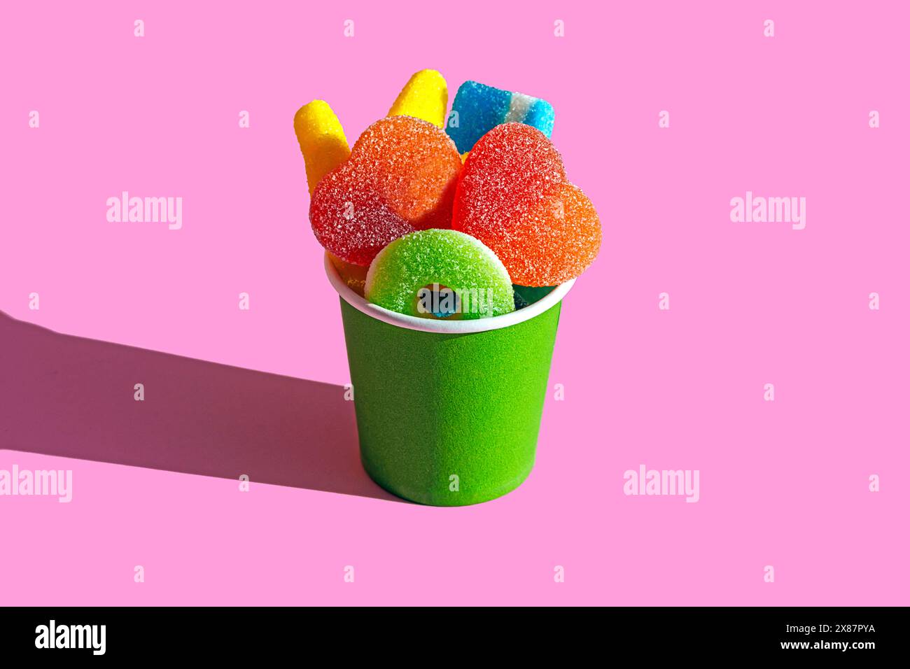 Primo piano del contenitore di carta riempito di gelatina Foto Stock