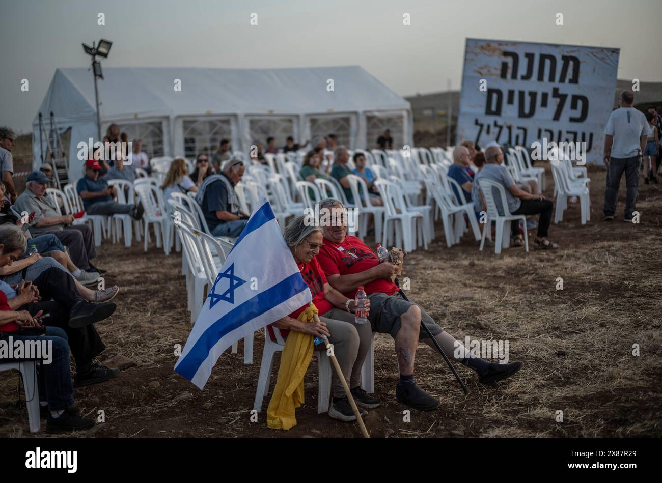 23 maggio 2024, Israele, Kibbutz ami'ad: Israeliani evacuati dalle aree settentrionali vicino al confine libanese a causa delle continue tensioni transfrontaliere, si trovano tra le tende durante una manifestazione che chiama il governo per farli tornare a casa. Foto: Ilia Yefimovich/dpa Foto Stock