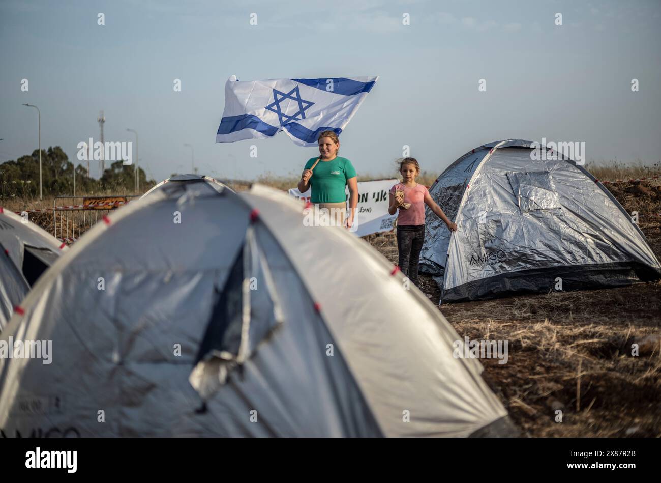 23 maggio 2024, Israele, Kibbutz ami'ad: Israeliani evacuati dalle aree settentrionali vicino al confine libanese a causa delle continue tensioni transfrontaliere, si trovano tra le tende durante una manifestazione che chiama il governo per farli tornare a casa. Foto: Ilia Yefimovich/dpa Foto Stock
