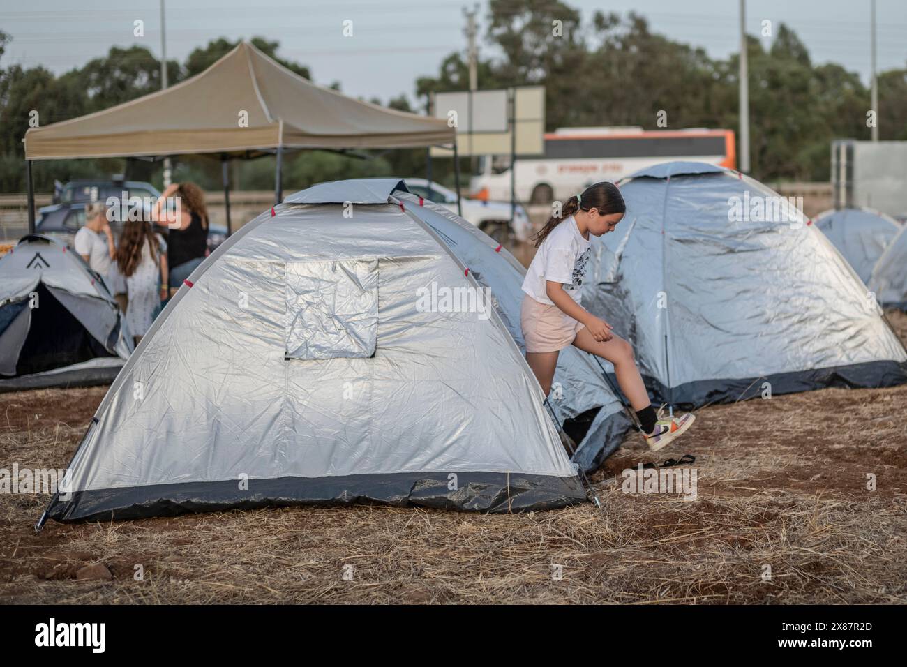 23 maggio 2024, Israele, Kibbutz ami'ad: Israeliani evacuati dalle aree settentrionali vicino al confine libanese a causa delle continue tensioni transfrontaliere, si trovano tra le tende durante una manifestazione che chiama il governo per farli tornare a casa. Foto: Ilia Yefimovich/dpa Foto Stock