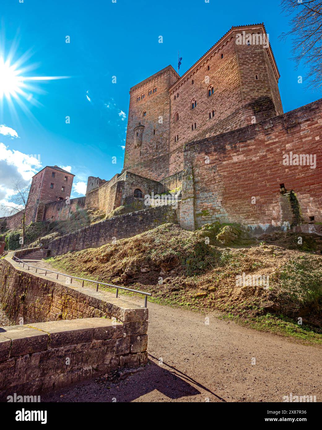 Germania, Renania-Palatinato, Annweiler, Castello di Trifels nelle giornate di sole Foto Stock