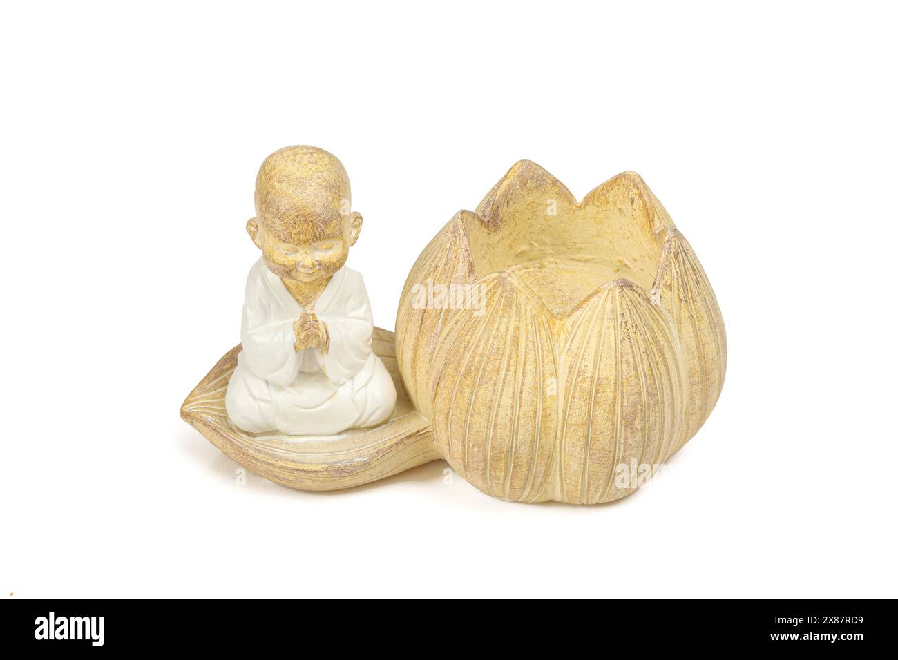 Decorazioni in legno intagliato che meditano il portacandele del monaco buddista, isolate su sfondo bianco Foto Stock