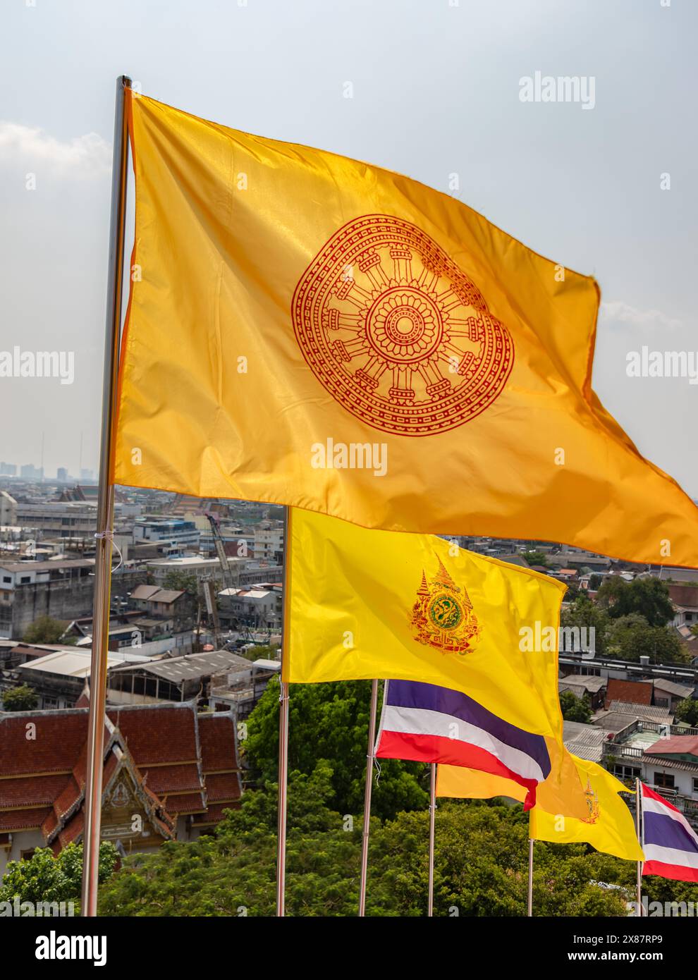 Una foto della Thailandia, dello Standard reale della Thailandia e delle bandiere buddiste tailandesi Dharmachakra che sventolano in aria. Foto Stock