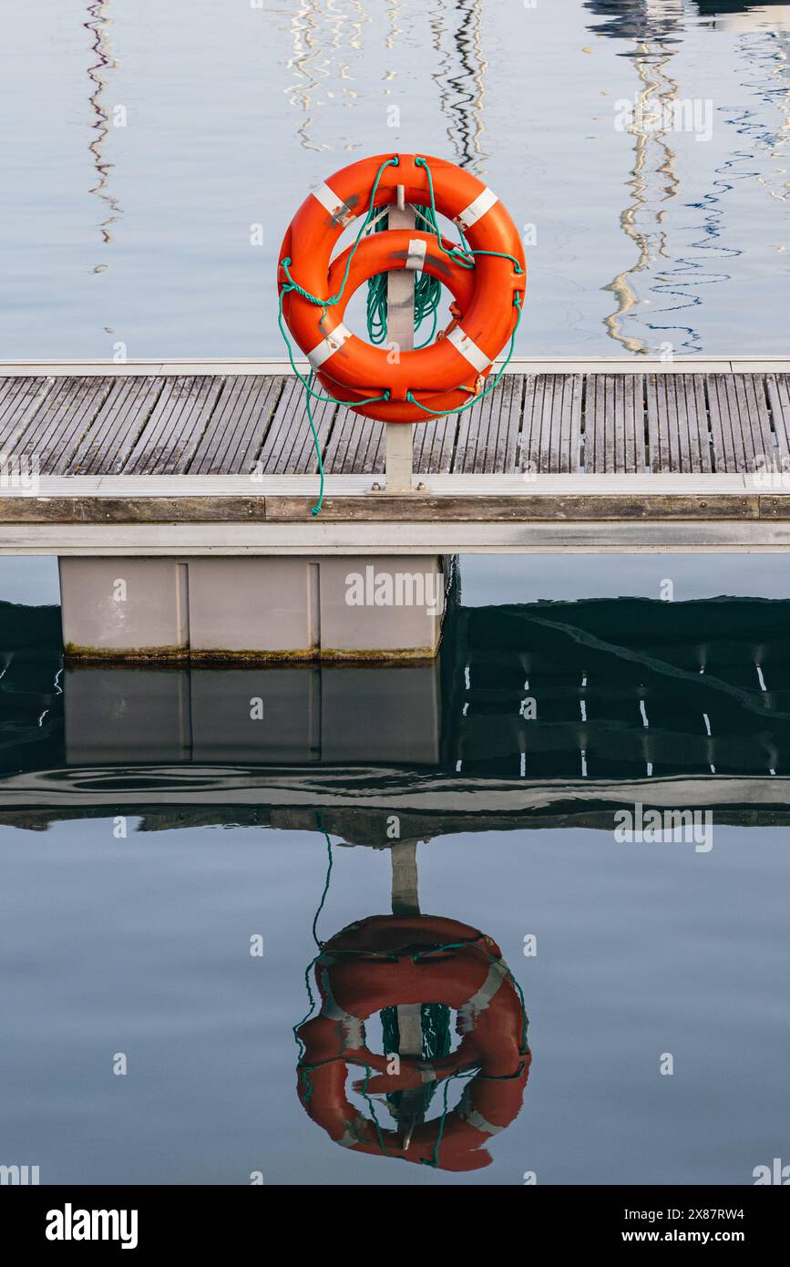 Angra do Heroismo, Terceira, Azzorre, Portogallo. La vita arancione si svolge in un porticciolo sull'isola di Terceira, nelle Azzorre. Foto Stock