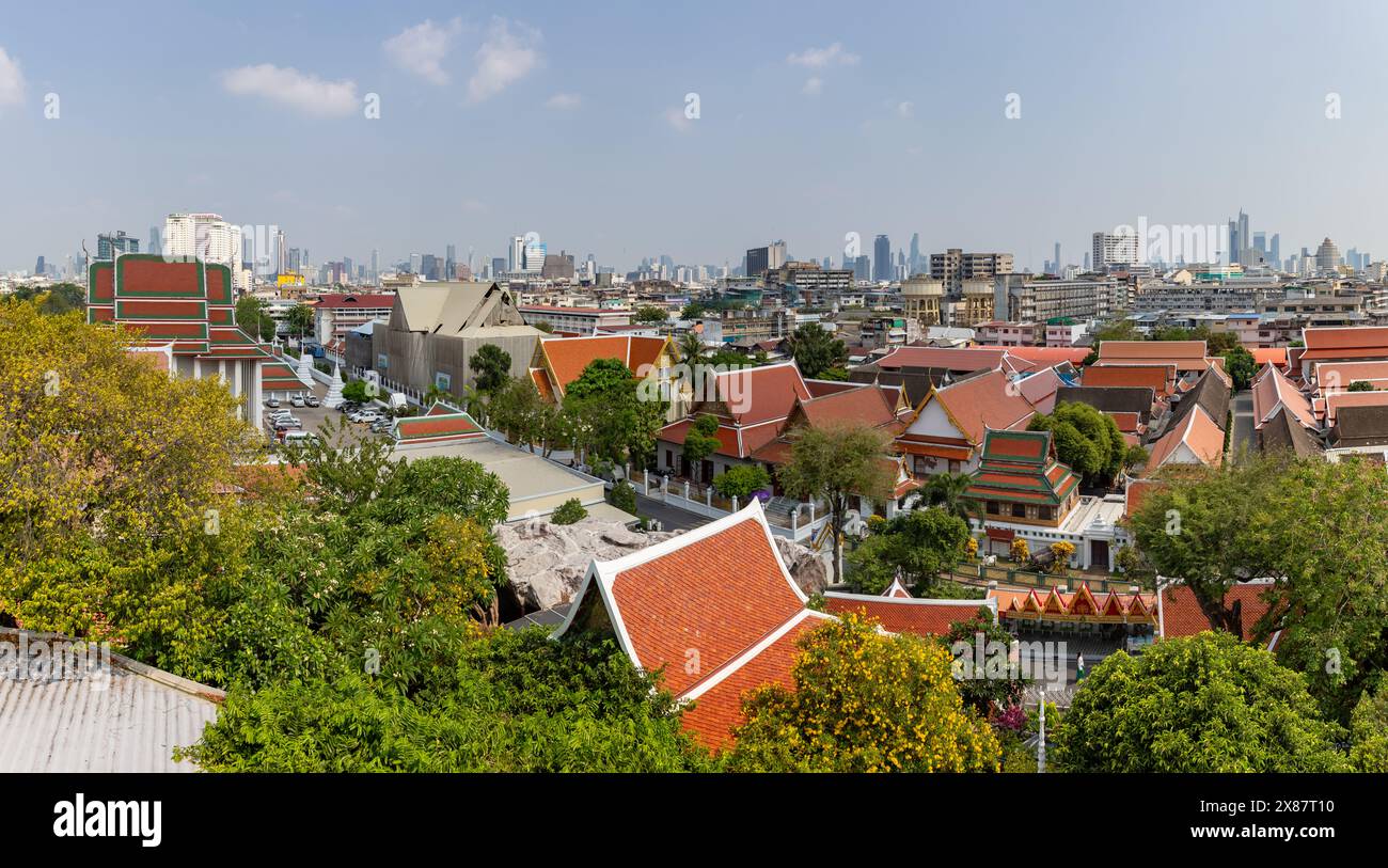 Un'immagine dei tetti del quartiere Pom Prap Sattru Phai di Bangkok, con gli alti grattacieli alla fine Foto Stock