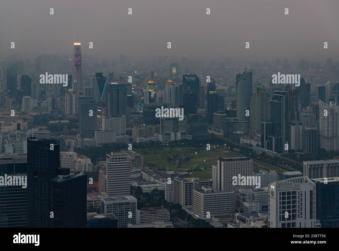 Una foto del quartiere Pathum Wan di Bangkok in una giornata di pioggia. Foto Stock