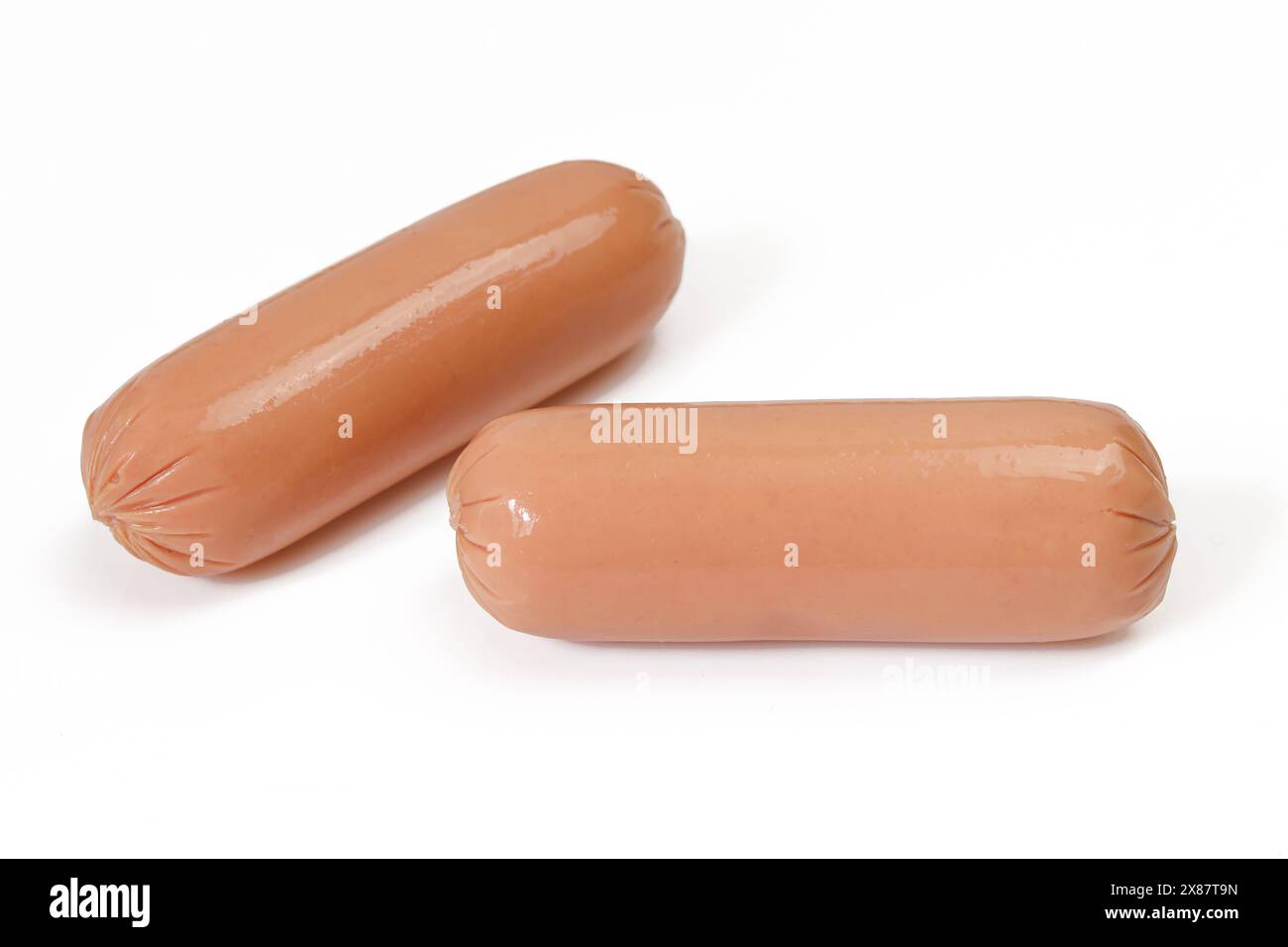 Due hot dog a base di carne di pollo cruda cruda, isolati su sfondo bianco Foto Stock