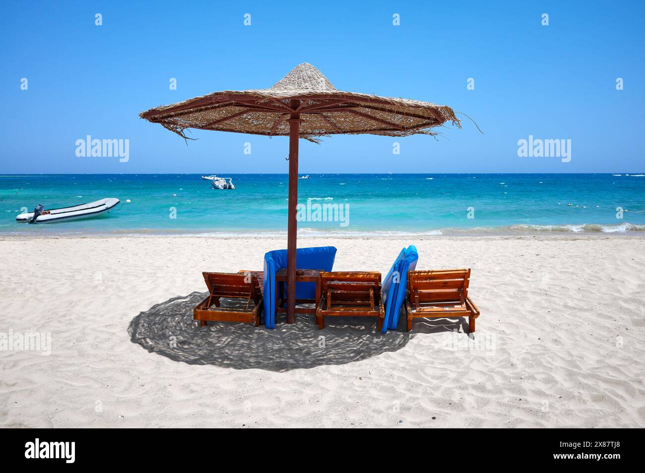 Spiaggia di sabbia tropicale in una giornata di sole, concetto di vacanza estiva. Foto Stock