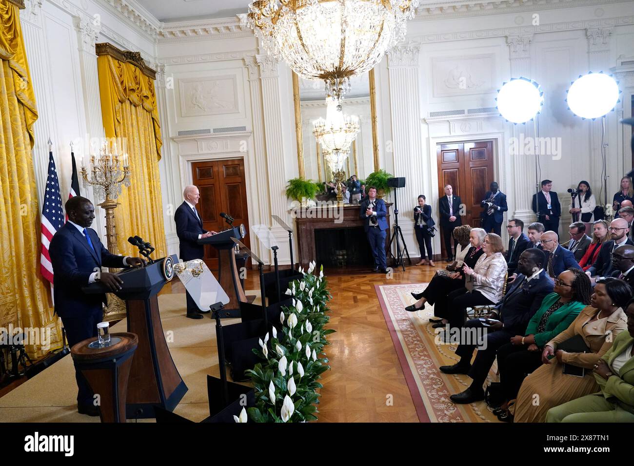 Washington, Stati Uniti. 23 maggio 2024. Il presidente DEGLI STATI UNITI Joe Biden, giusto, e William Ruto, presidente del Kenya, partecipano a una conferenza stampa congiunta nella sala orientale della Casa Bianca a Washington, DC, giovedì 23 maggio 2024. Un presidente americano sta ospitando una visita di stato per un leader africano per la prima volta in 16 anni. Foto di al Drago/UPI credito: UPI/Alamy Live News Foto Stock