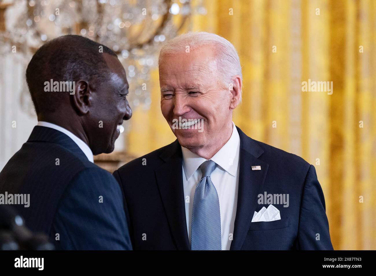 Washington, Stati Uniti. 23 maggio 2024. Il presidente DEGLI STATI UNITI Joe Biden, a destra, e William Ruto, presidente del Kenya, si salutano a una conferenza stampa congiunta nella sala orientale della Casa Bianca a Washington, DC, giovedì 23 maggio 2024. Un presidente americano sta ospitando una visita di stato per un leader africano per la prima volta in 16 anni. Foto di al Drago/UPI credito: UPI/Alamy Live News Foto Stock