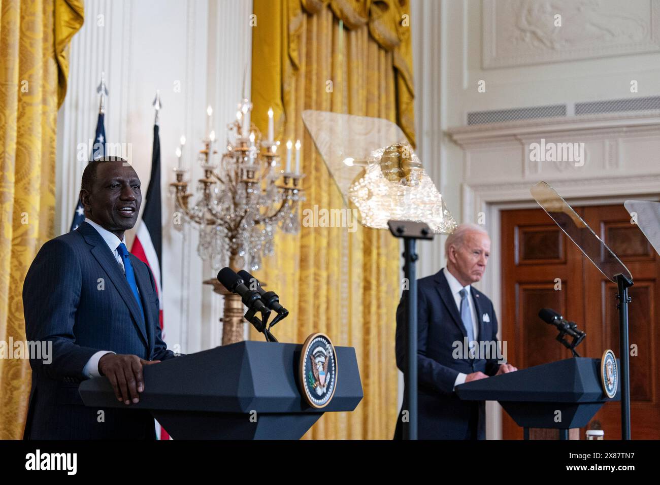 Washington, Stati Uniti. 23 maggio 2024. Il presidente DEGLI STATI UNITI Joe Biden, giusto, e William Ruto, presidente del Kenya, partecipano a una conferenza stampa congiunta nella sala orientale della Casa Bianca a Washington, DC, giovedì 23 maggio 2024. Un presidente americano sta ospitando una visita di stato per un leader africano per la prima volta in 16 anni. Foto di al Drago/UPI credito: UPI/Alamy Live News Foto Stock