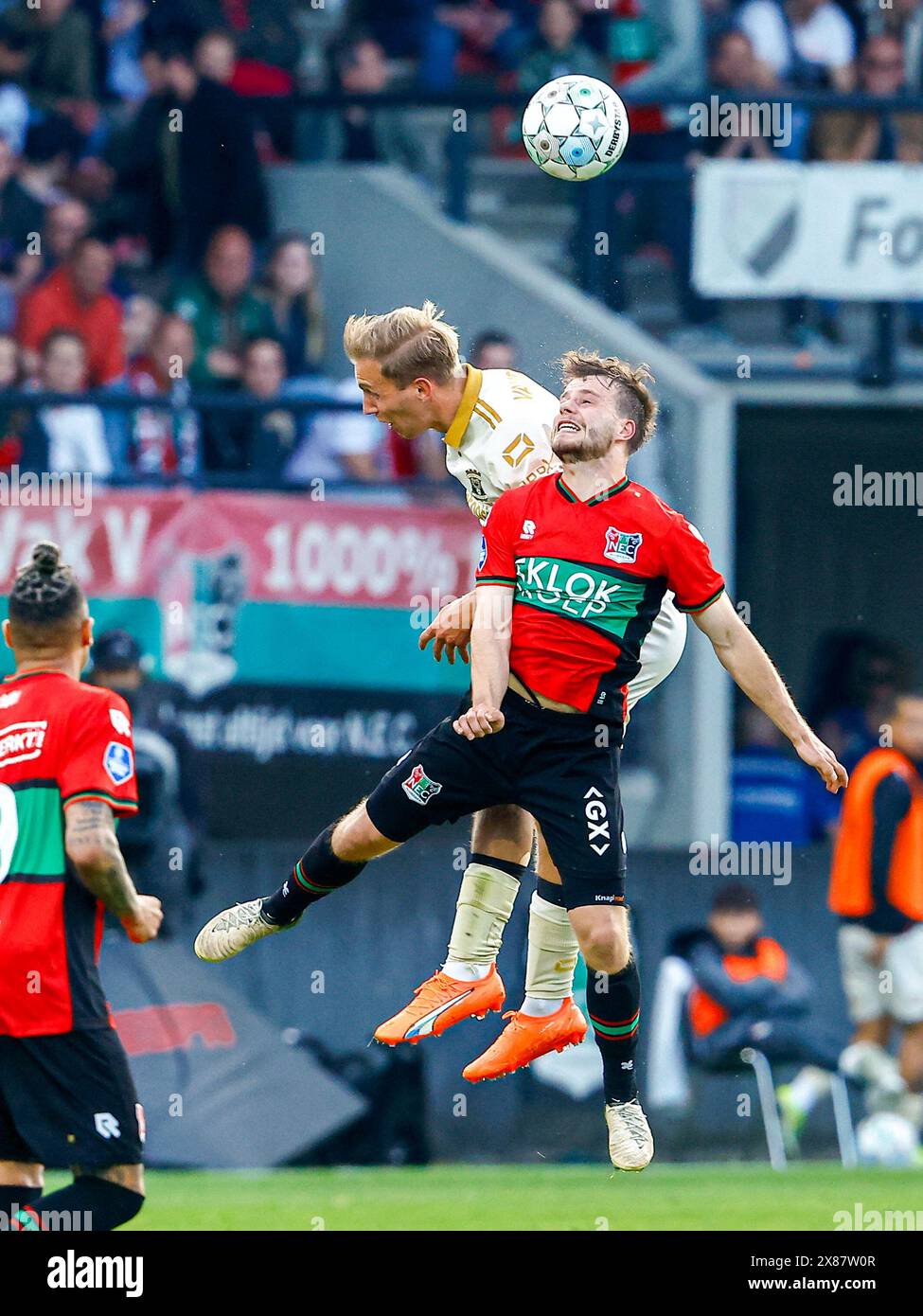 Nijmegen, Paesi Bassi. 23 maggio 2024. NIJMEGEN, PAESI BASSI - 23 MAGGIO: Dirk propriamente detto del NEC dirige il pallone con Finn Stokkers dei Go Ahead Eagles durante la semifinale di European League Play Off tra il NEC e il Go Ahead Eagles a Goffertstadion il 23 maggio 2024 a Nijmegen, Paesi Bassi. (Foto di Broer van den Boom/Orange Pictures) credito: Orange Pics BV/Alamy Live News Foto Stock