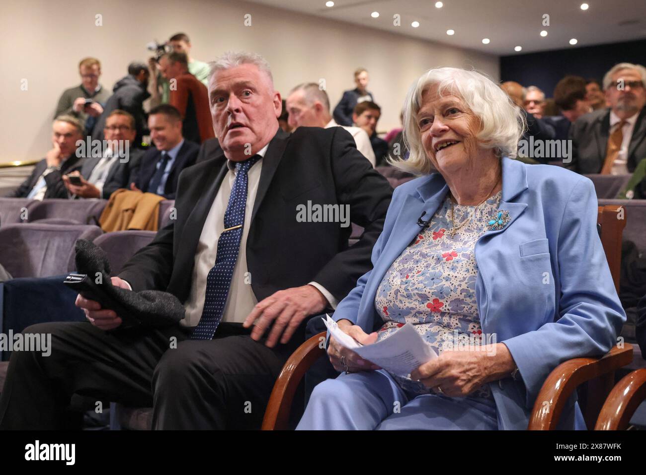 Lee Anderson (L), ex presidente del Partito Conservatore e Ann Widdecombe (R), portavoce della riforma dell'immigrazione nel Regno Unito partecipano al lancio della campagna elettorale Reform UK a Londra. Il primo ministro Rishi Sunak ha annunciato le elezioni generali del 4 luglio 2024. Foto Stock