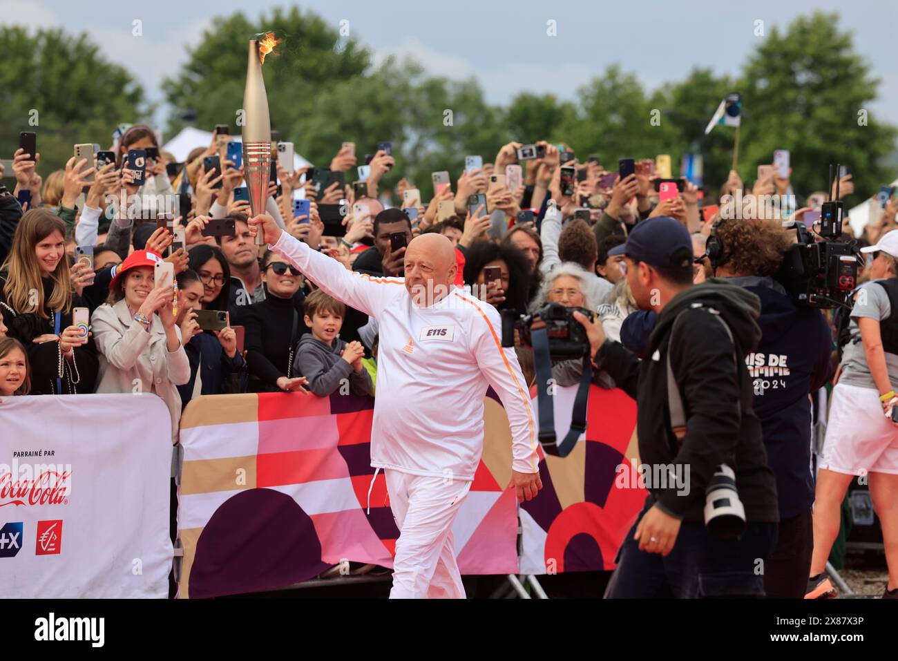 Bordeaux, Francia. 23 maggio 2024. Arrivo e partenza della fiamma dei Giochi Olimpici del 2024 in Place des Quinconces a Bordeaux. Lo chef stellato Thierry Marx è l'ultimo portatore ad illuminare il calderone. Bordeaux, Gironda, nuova Aquitania, Francia, Europa. Crediti: Foto di Hugo Martin/Alamy Live News. Foto Stock