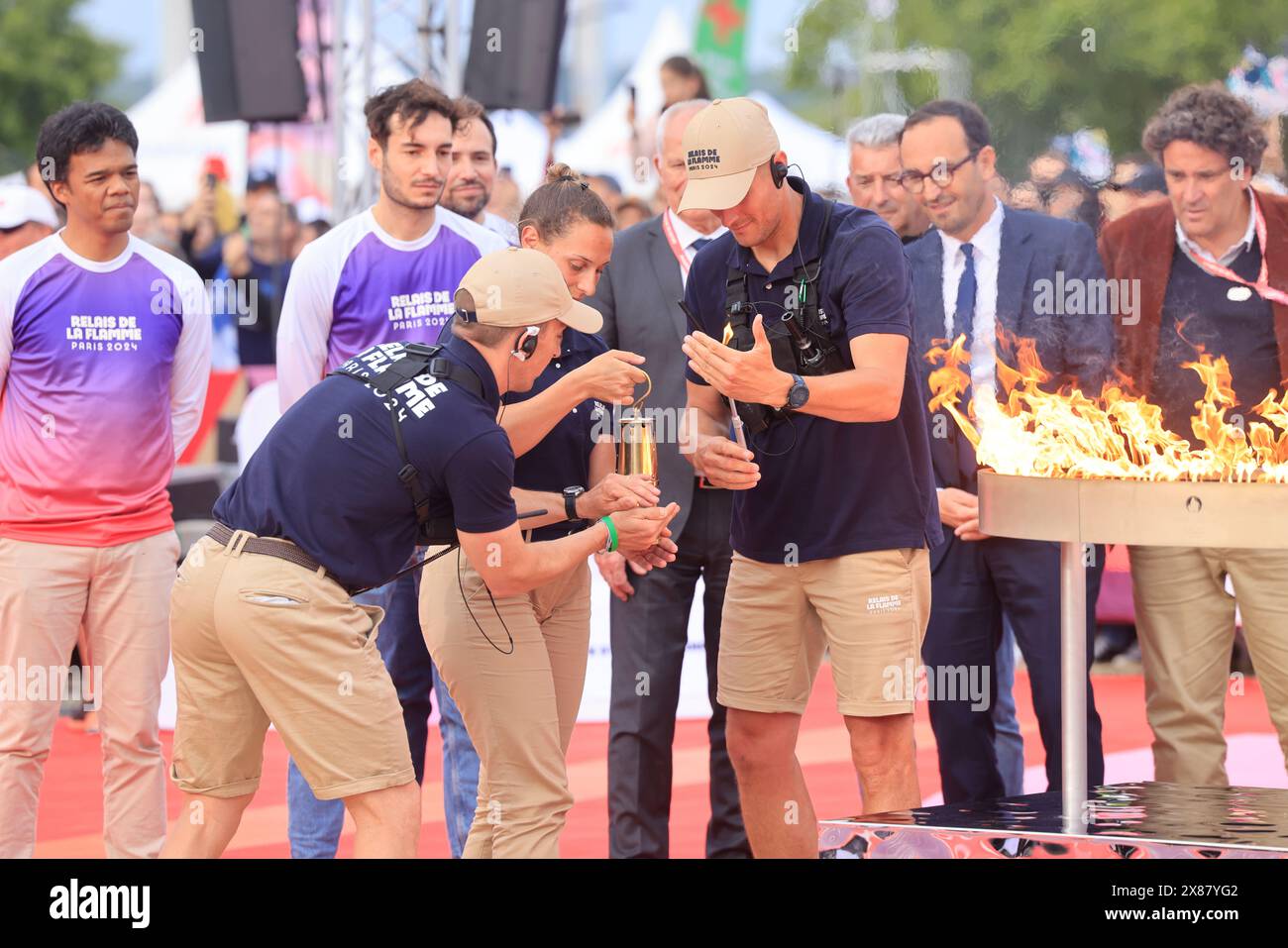 Bordeaux, Francia. 23 maggio 2024. Arrivo e partenza della fiamma dei Giochi Olimpici del 2024 in Place des Quinconces a Bordeaux. Lo chef stellato Thierry Marx è l'ultimo portatore ad illuminare il calderone. Bordeaux, Gironda, nuova Aquitania, Francia, Europa. Crediti: Foto di Hugo Martin/Alamy Live News. Foto Stock