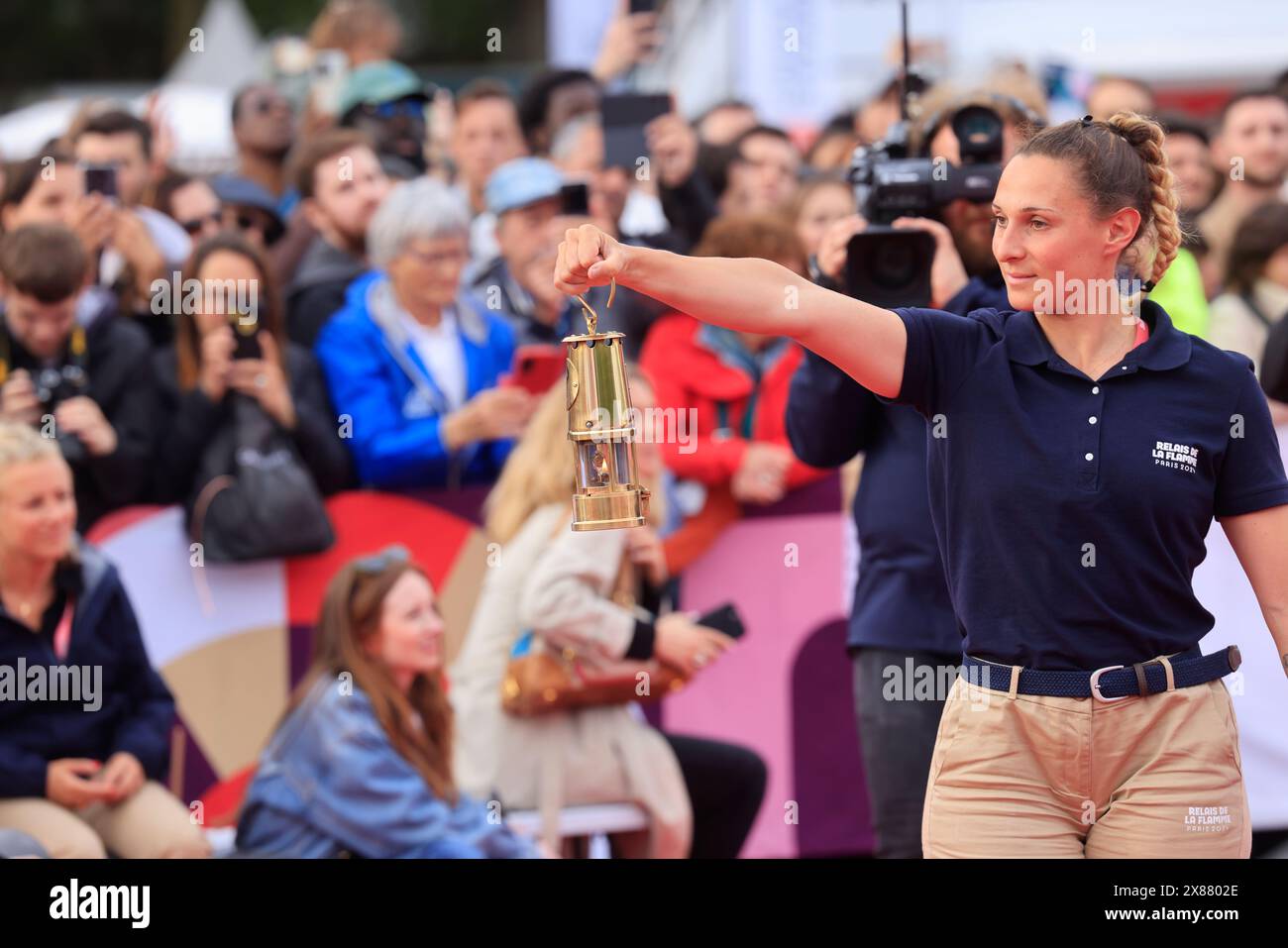 Bordeaux, Francia. 23 maggio 2024. Arrivo e partenza della fiamma dei Giochi Olimpici del 2024 in Place des Quinconces a Bordeaux. Lo chef stellato Thierry Marx è l'ultimo portatore ad illuminare il calderone. Bordeaux, Gironda, nuova Aquitania, Francia, Europa. Crediti: Foto di Hugo Martin/Alamy Live News. Foto Stock