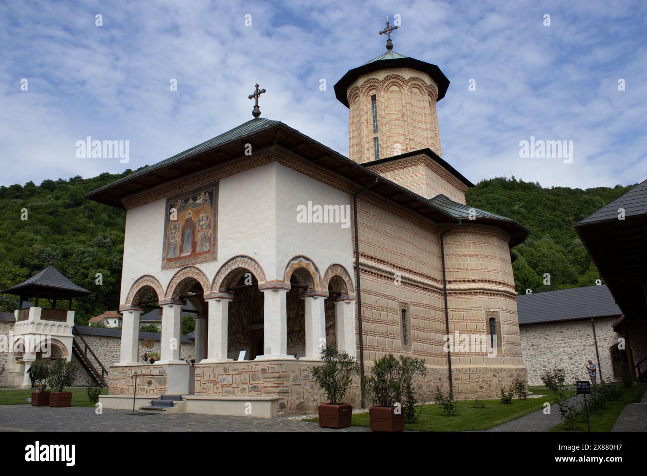 Foto del Monastero di Polovragi, Romania. Il monastero presenta elementi architettonici di brâncovenesc ed è un esempio di questo stile di punta. Foto Stock