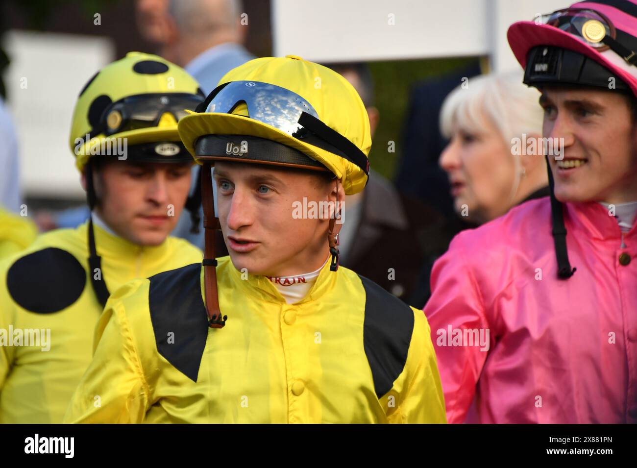 Sandown, Regno Unito. 23 maggio 2024. Tom Marquand (al centro) guarda con David Egan (a destra) mentre i cavalli sfilano davanti ai 8,12 all'ippodromo di Sandown, Regno Unito. Crediti: Paul Blake/Alamy Live News. Foto Stock