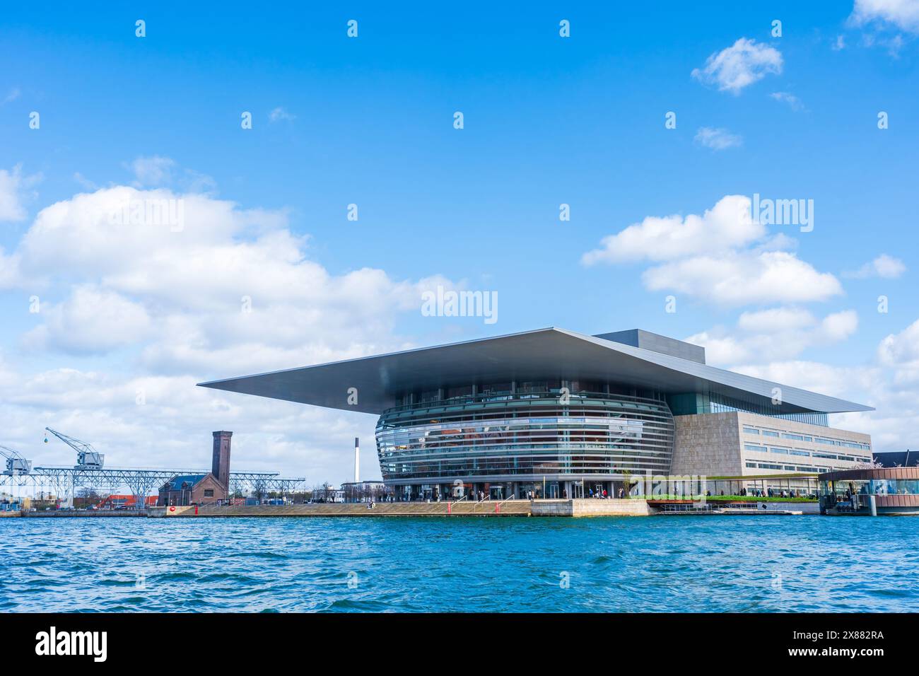 COPENAGHEN, DANIMARCA - 14 APRILE 2024: Il famoso Teatro dell'Opera di Copenaghen sull'isola Holmen è stato progettato dall'architetto danese Henning Larsen Foto Stock