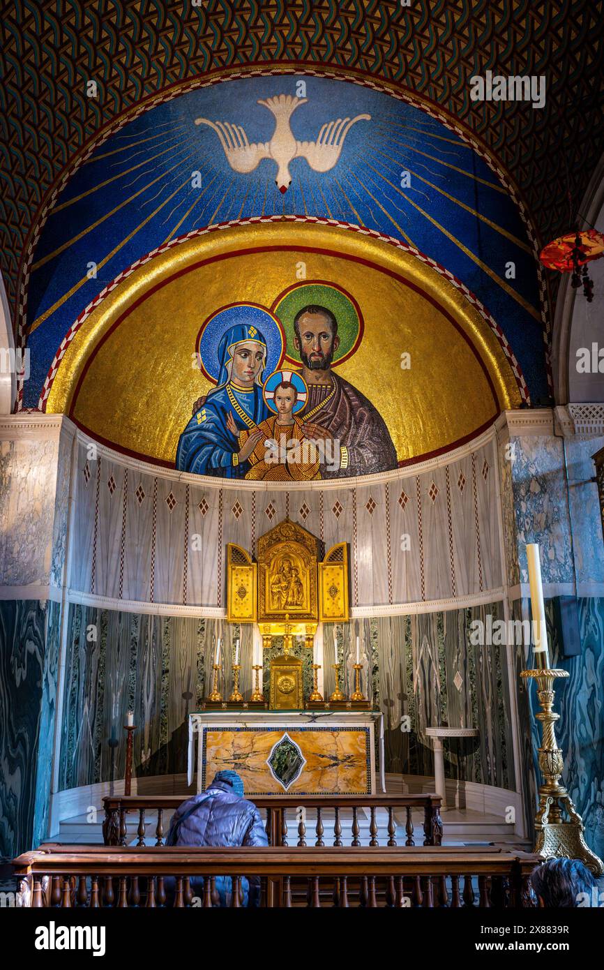 Cappella di San Giuseppe, Cattedrale di Westminster, Londra, Inghilterra, Regno Unito Mosaico con Vergine Maria, Gesù, San Giuseppe sotto una colomba che simboleggia il Sacro Spiri Foto Stock