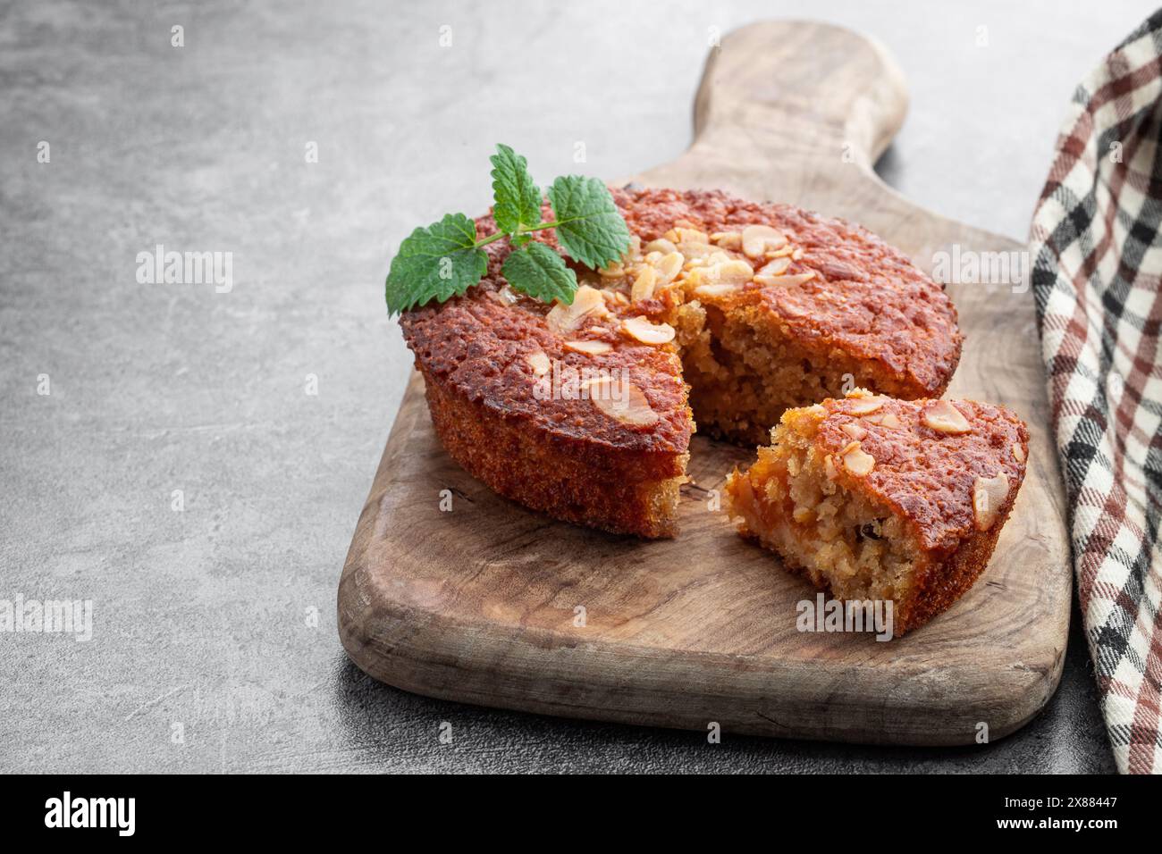 Torta di avena e mandorle su sfondo grigio Foto Stock