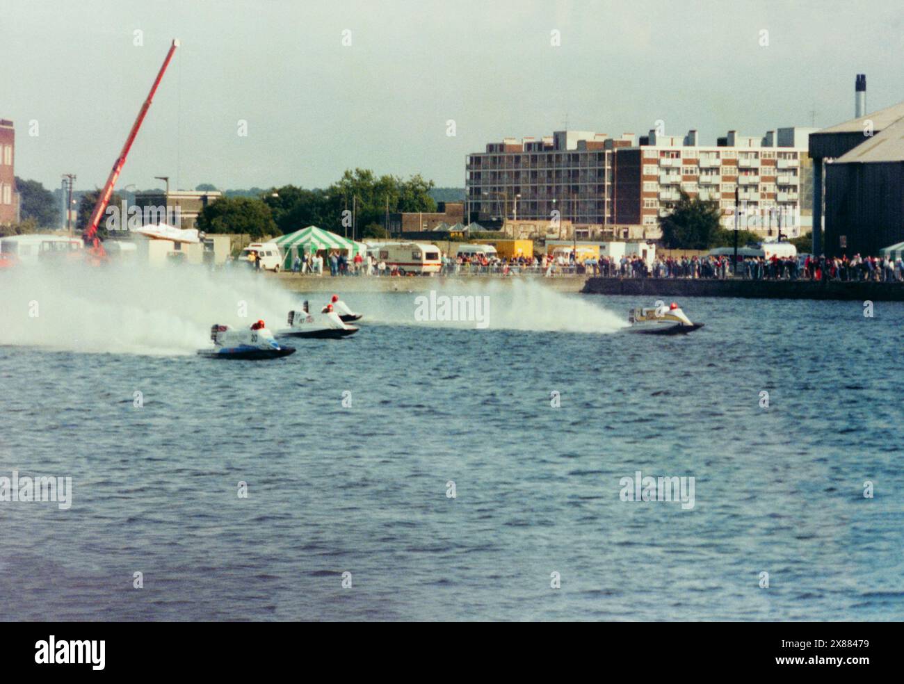 Gara di motoscafi al Royal Victoria Dock, Londra, Regno Unito, nel 1986, prima che l'area venisse sviluppata. Gran Premio di Londra. Gare di motoscafi a doppio scafo Foto Stock