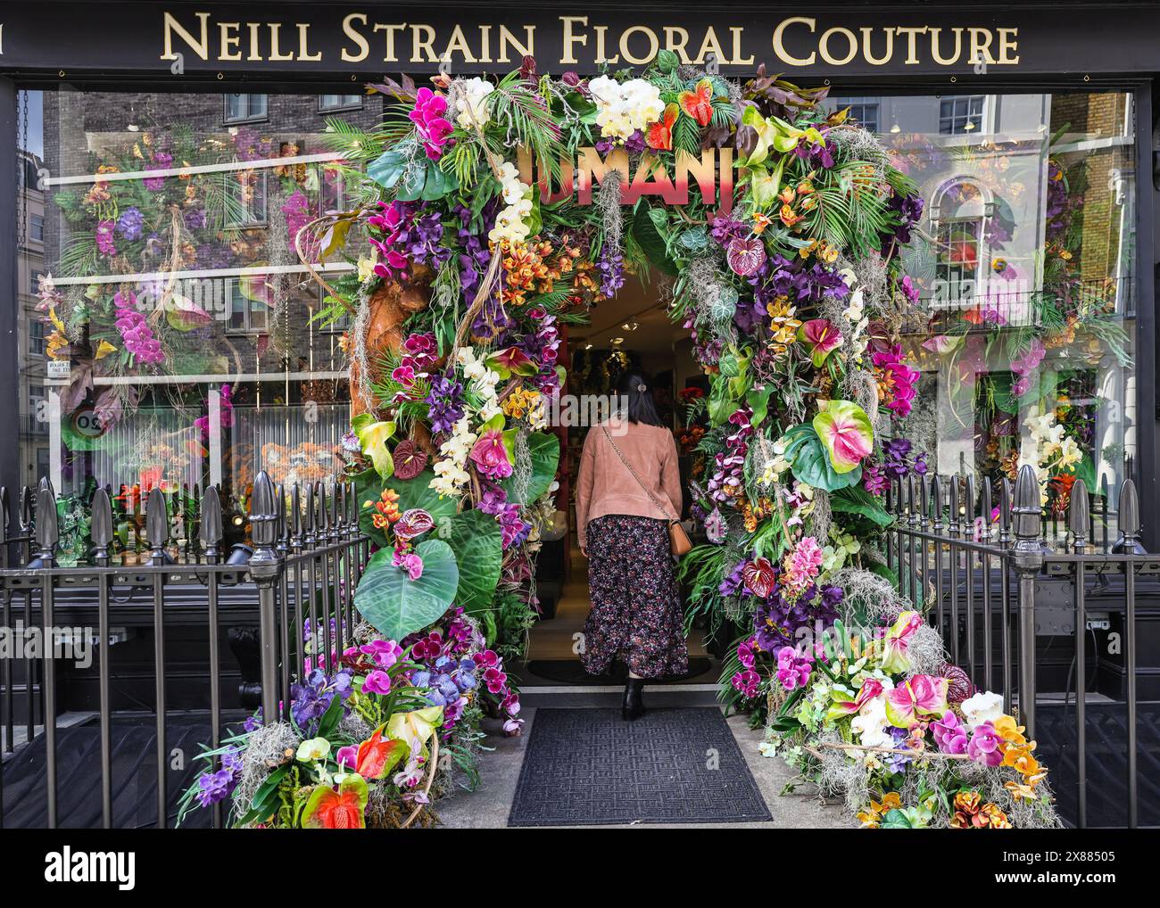 Londra, Regno Unito. 23 maggio 2024. L'elaborata mostra al Neil Strain Floral Couture. Il Belgravia in Bloom Festival torna per il suo nono anno con un tema "Floral Fun and Games". Negozi e aziende presentano colorate esposizioni di piante e fiori per questo vivace festival ogni anno. Crediti: Imageplotter/Alamy Live News Foto Stock