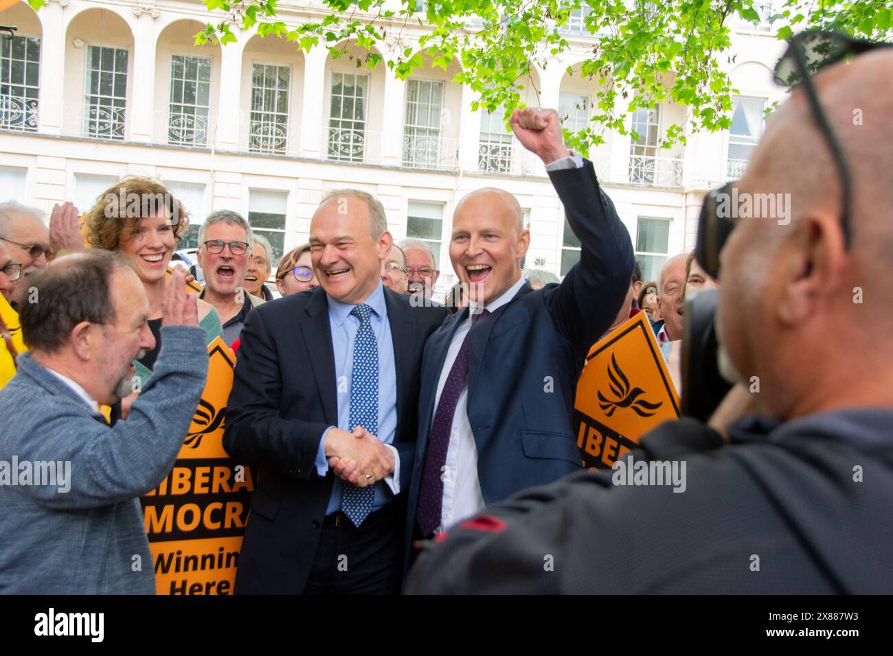 Ed Davey si unisce a Max Wilkinson e al resto dei consiglieri e dello staff del Cheltenham Lib DEM per una chiamata dei media sulle nuove elezioni generali del 4 luglio 2024. Conferenze e interviste con la stampa nazionale e internazionale all'esterno dell'edificio del consiglio di Cheltenham e della fontana di Neptune. Foto Stock