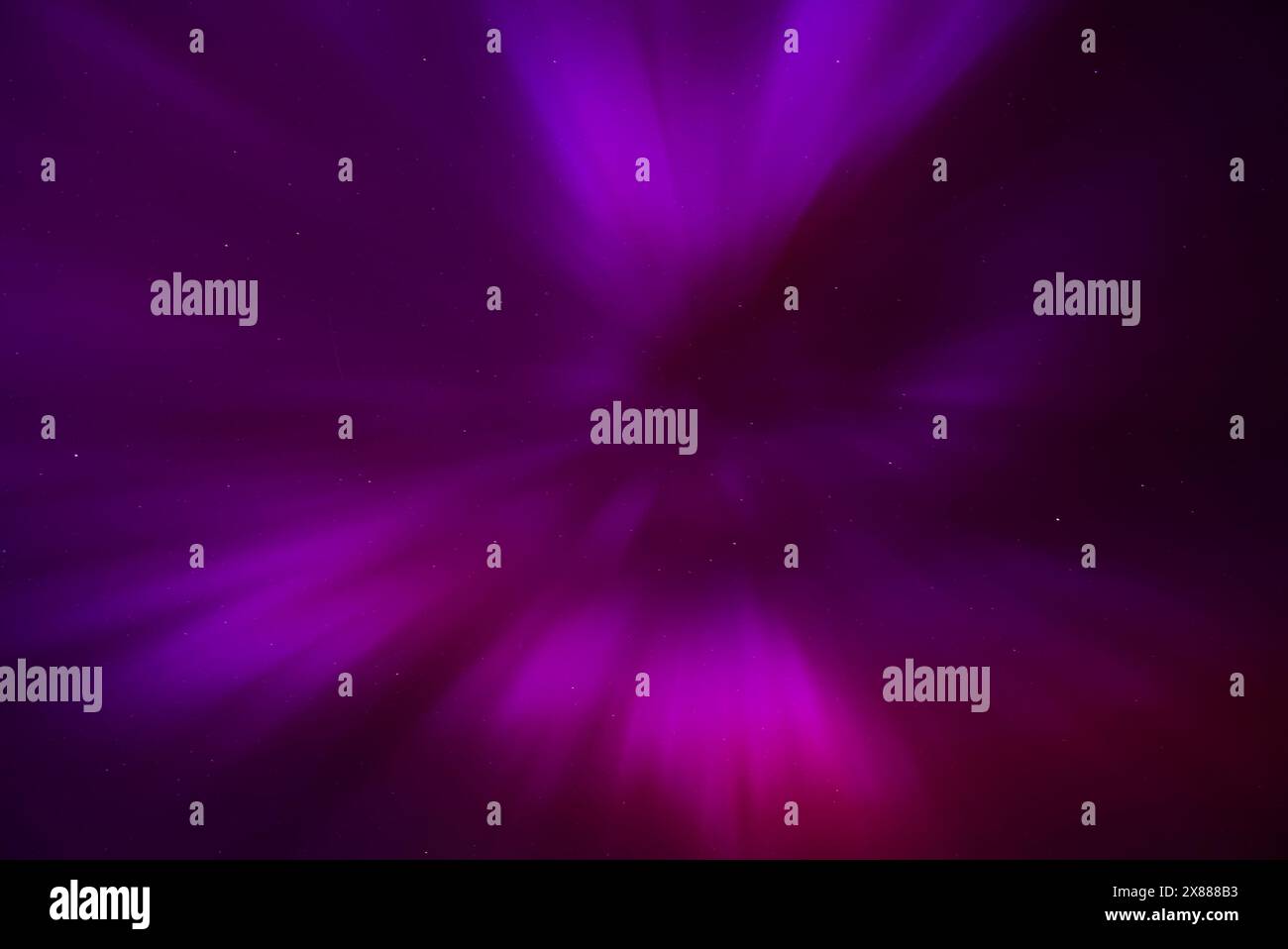 Ipnotizzante Aurora Boreale su riga e Jurmala nel cielo notturno della Lettonia Foto Stock