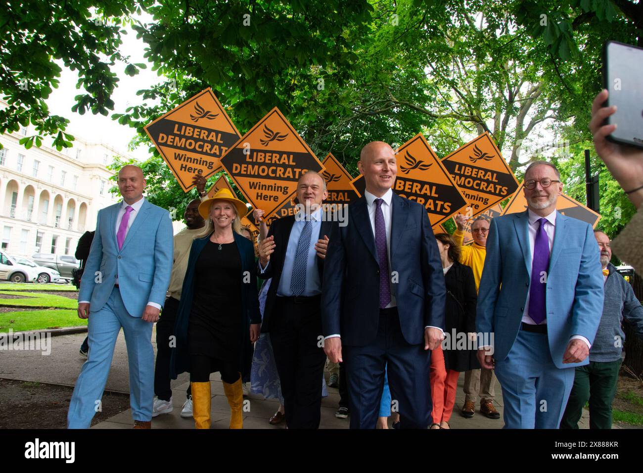 Ed Davey si unisce a Max Wilkinson e al resto dei consiglieri e dello staff del Cheltenham Lib DEM per una chiamata dei media sulle nuove elezioni generali del 4 luglio 2024. Conferenze e interviste con la stampa nazionale e internazionale all'esterno dell'edificio del consiglio di Cheltenham e della fontana di Neptune. Foto Stock