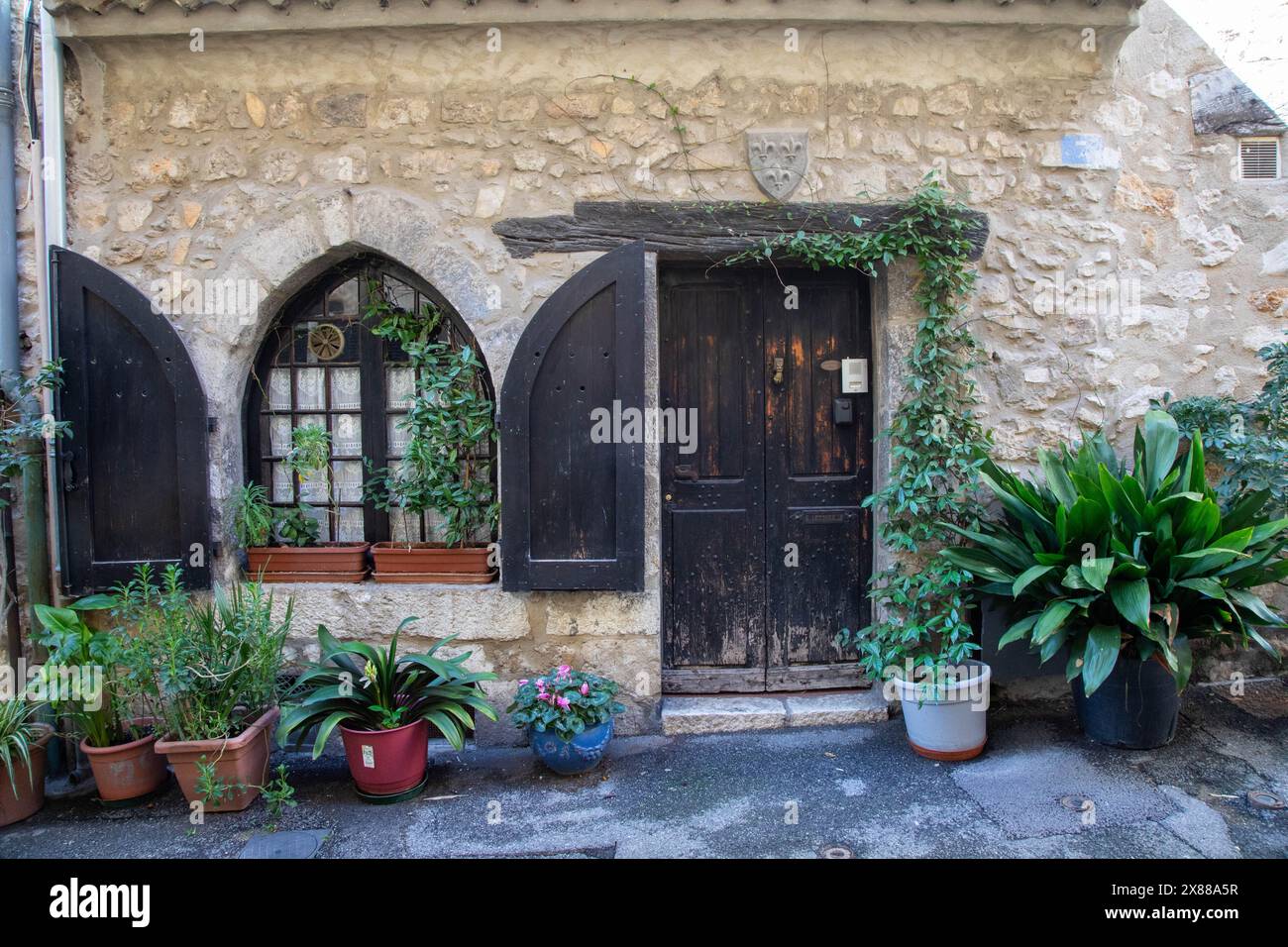 Porte e finestre su una strada tranquilla di Venezia in Francia Foto Stock