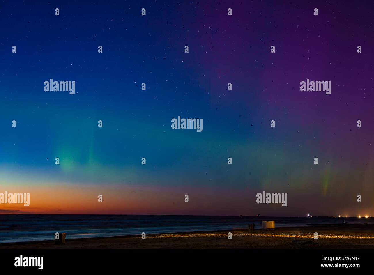 Aurora Boreale sulla spiaggia di riga e Jurmala, Lettonia di notte Foto Stock